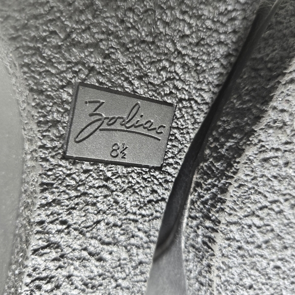 Zodiac Iggy Platform Boot size 8.5 New in box Black. Leather boots. 4 inch heel - Picture 3 of 10